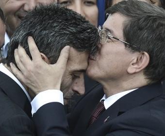 Davudoğlu baş konsulun alnından öpdü<b style="color:red"></b>